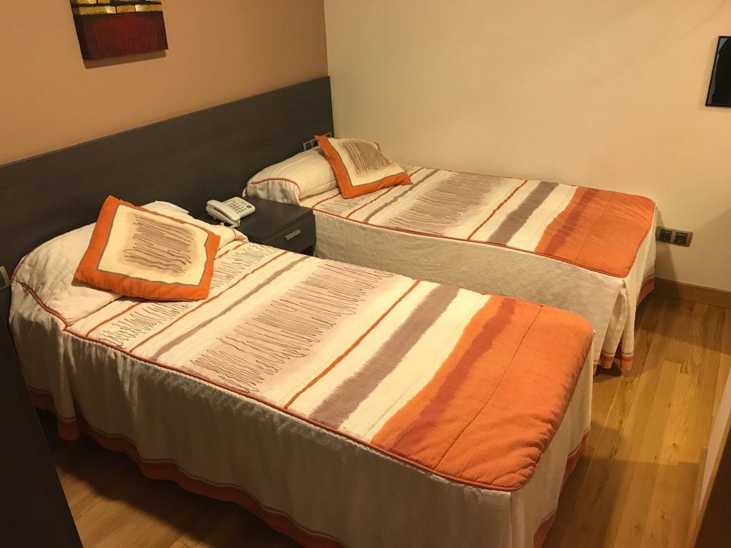 Hostal Zubi XXI Puente la Reina Exterior foto